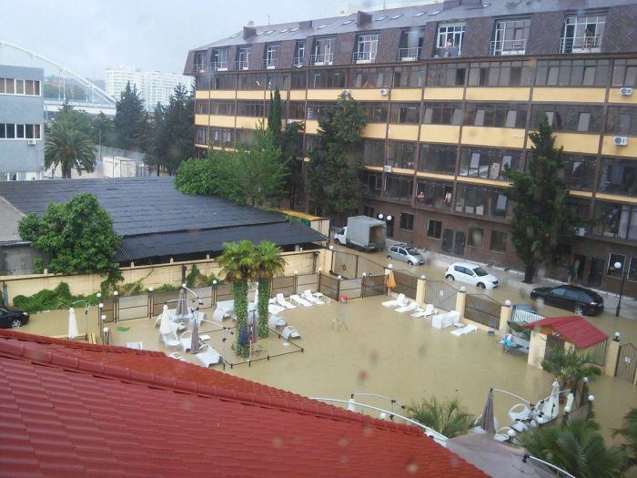 Из-за сильного ливня в Сочи произошло наводнение (47 фото)