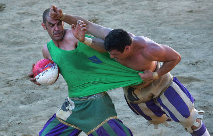 Флорентийский кальчо - жестокий прародитель футбола и регби (27 фото)