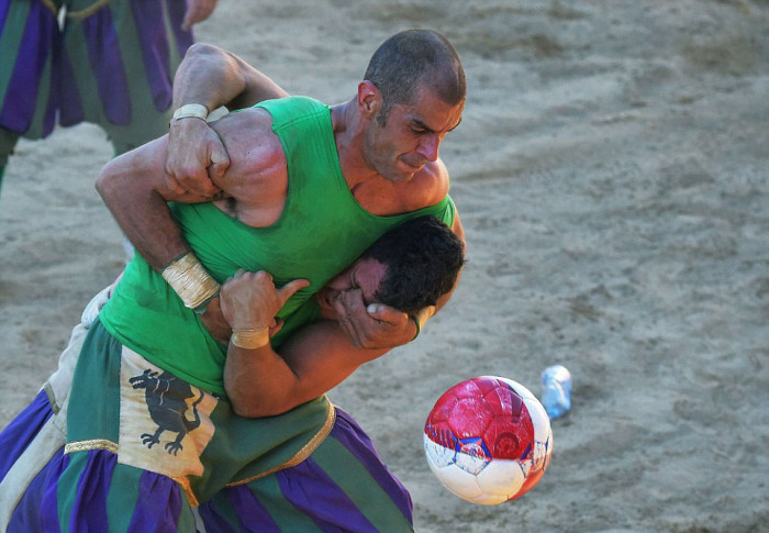 Флорентийский кальчо - жестокий прародитель футбола и регби (27 фото)