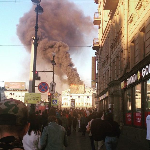 В Санкт-Петербурге сгорело рекламное табло (3 фото)