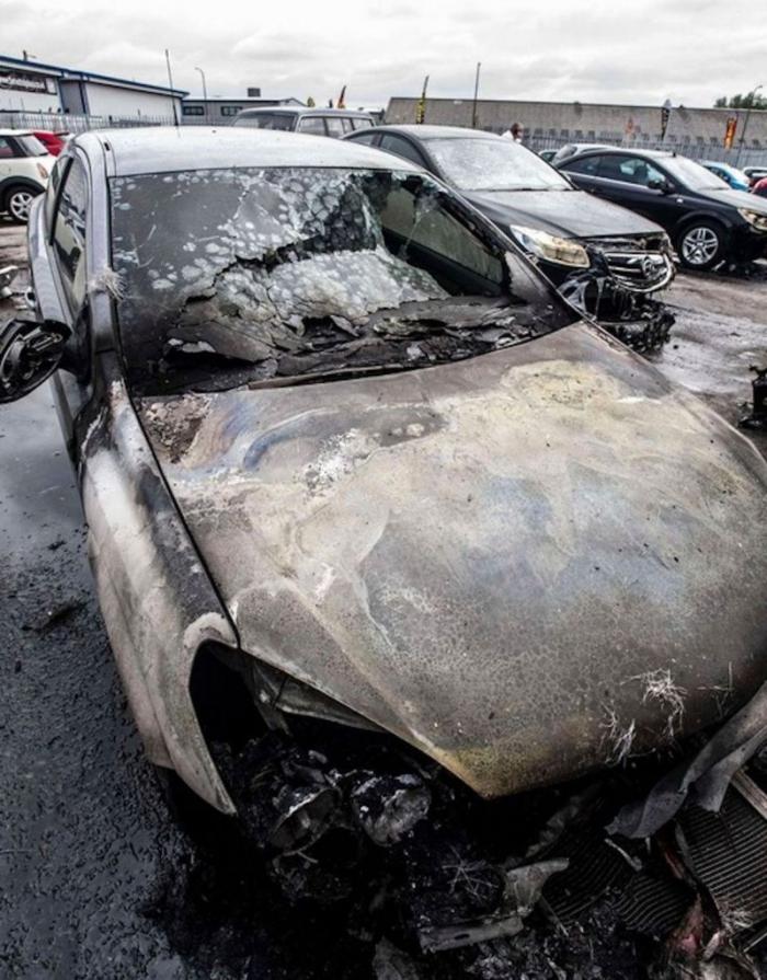 В Англии сгорел автосалон из-за проблем с проводкой (12 фото)