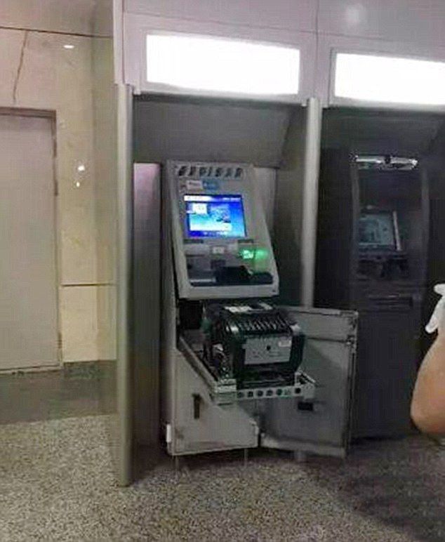 Китаянка голыми руками вскрыла банкомат, сожравший ее карточку (4 фото)