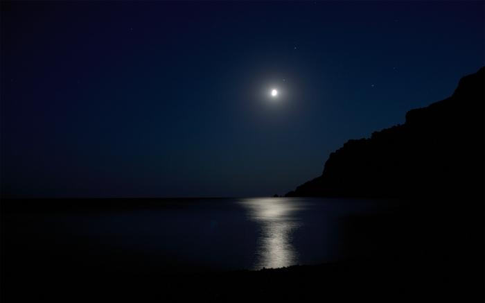 Завораживающие фотографии лунного отблеска на воде (28 фото)