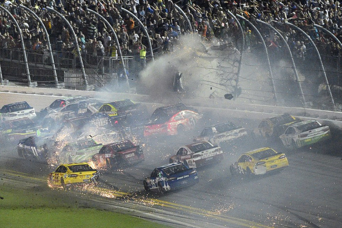 Гонщик NASCAR Остин Диллон попал в страшную аварию, отделавшись лишь ушибами (12 фото)