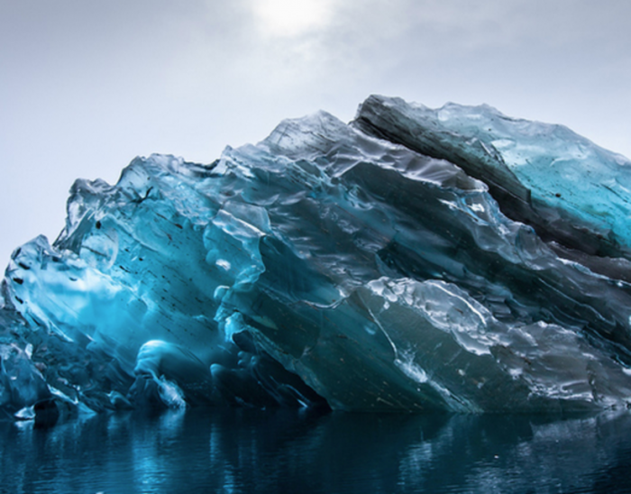 Редчайшее фото перевернутого айсберга (2 фото)