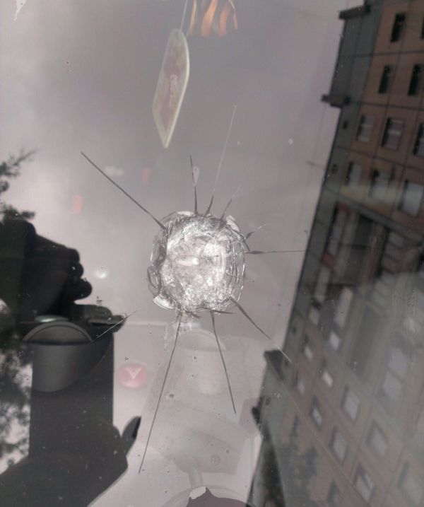 Две пули в лобовом стекле стали расплатой за нарушение парковки (3 фото)