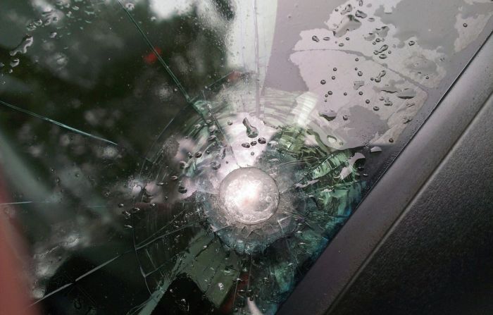 Две пули в лобовом стекле стали расплатой за нарушение парковки (3 фото)