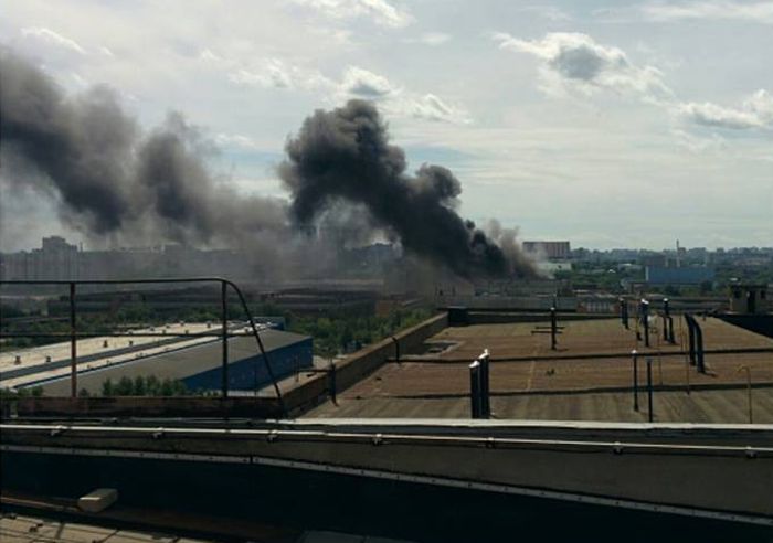 В Москве на бывшем заводе ЗИЛ произошел крупный пожар (13 фото)