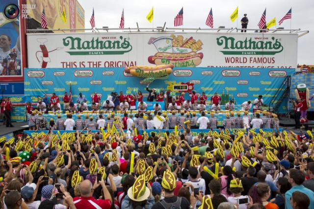 Соревнование по поеданию хот-догов Nathan’s Famous (18 фото)