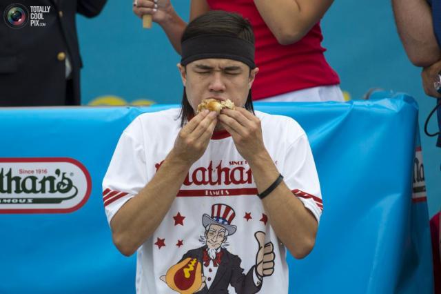Соревнование по поеданию хот-догов Nathan’s Famous (18 фото)