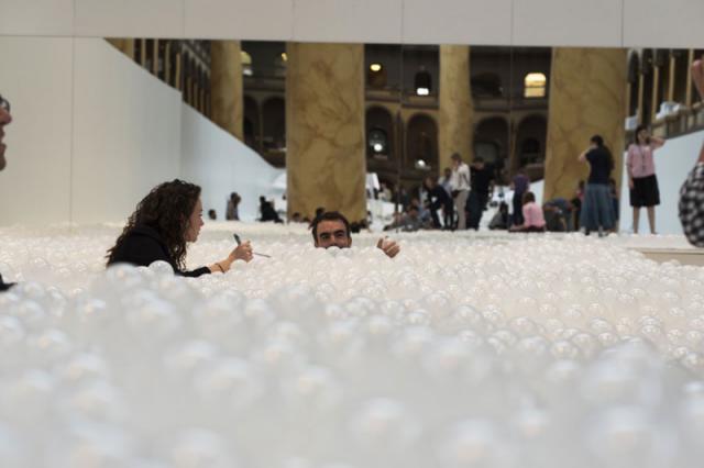 Миллион белых пузырей в музее Вашингтона (2 фото)