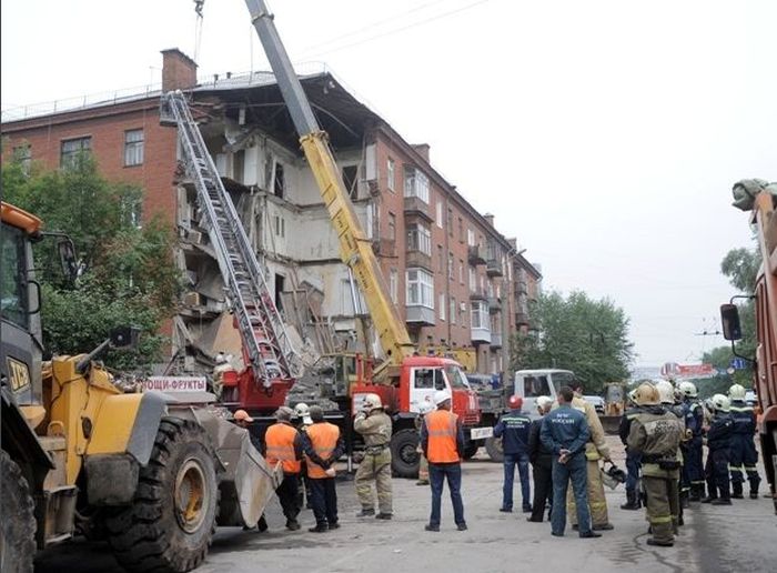 В Перми выясняют причины обвала подъезда 5-этажного дома (15 фото)