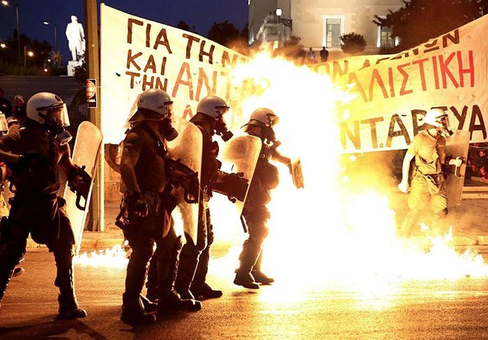 В Афинах начались стычки между демонстрантами и полицией (13 фото)