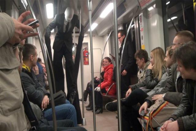 Как не надо вести себя в метро (18 фото)