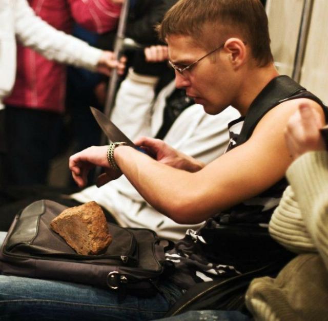 Как не надо вести себя в метро (18 фото)