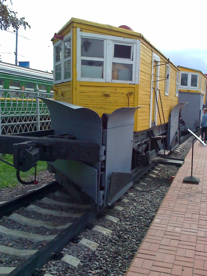 Поезд или дом (2 фотографии)
