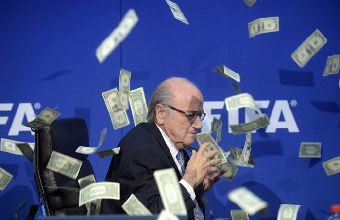 Комик Саймон Бродкин бросил пачку денег в главу ФИФА (8 фото)