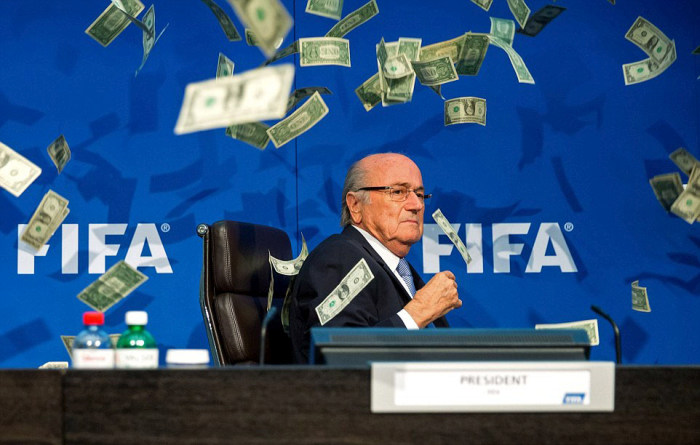Комик Саймон Бродкин бросил пачку денег в главу ФИФА (8 фото)