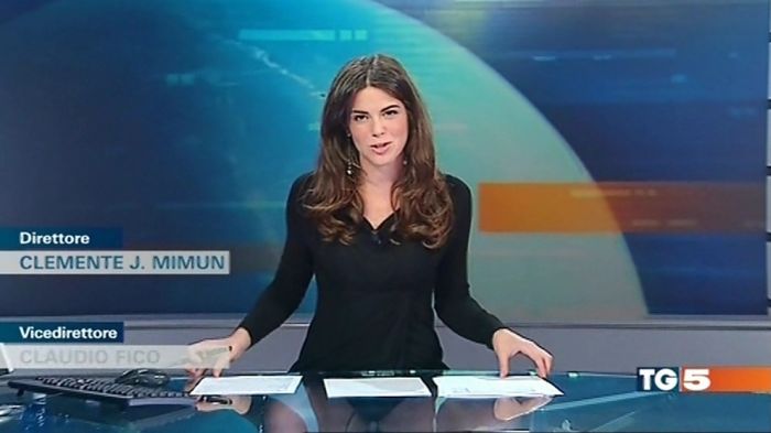 В Италии выпуск новостей совместили с показом нижнего белья ведущих (6 фото)