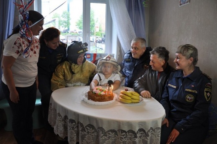  В Петропавловске-Камчатском пожарные поздравили  7-летнего мальчика Лёню (9 фото)