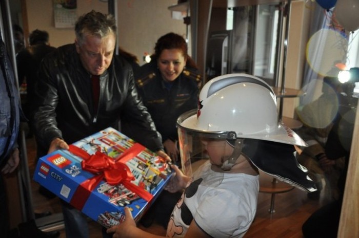  В Петропавловске-Камчатском пожарные поздравили  7-летнего мальчика Лёню (9 фото)