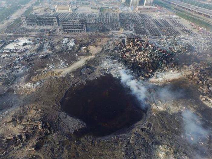 На месте взрыва в Тяньцзине осталась гигантская воронка (3 фото) На месте взрыва в Тяньцзине осталась гигантская воронка (3 фото)