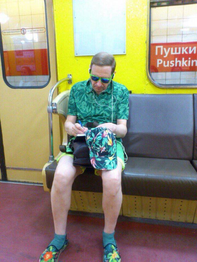 Самые сумасшедшие модники российского метро (24 фото) Самые сумасшедшие модники российского метро (24 фото)