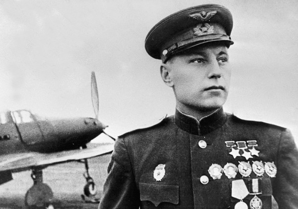 Советские асы и их верные "аэрокобры" (8 фото) Советские асы и их верные "аэрокобры" (8 фото)
