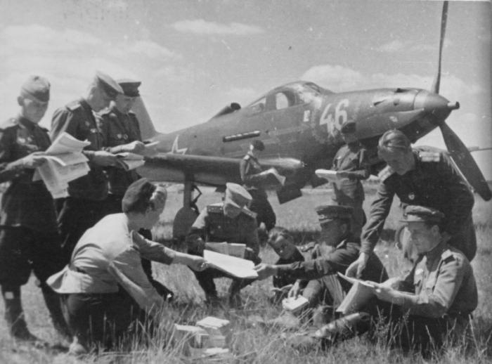 Советские асы и их верные "аэрокобры" (8 фото) Советские асы и их верные "аэрокобры" (8 фото)