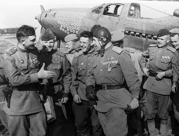 Советские асы и их верные "аэрокобры" (8 фото) Советские асы и их верные "аэрокобры" (8 фото)
