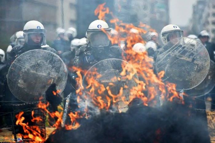 Фермеры устроили акцию протеста в Брюсселе (16 фото) Фермеры устроили акцию протеста в Брюсселе (16 фото)