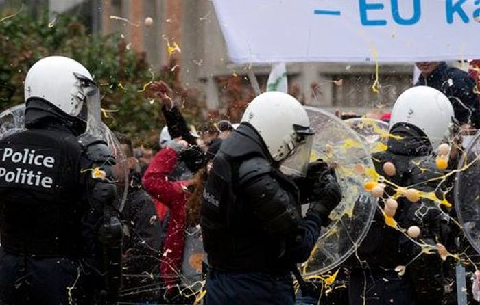 Фермеры устроили акцию протеста в Брюсселе (16 фото) Фермеры устроили акцию протеста в Брюсселе (16 фото)
