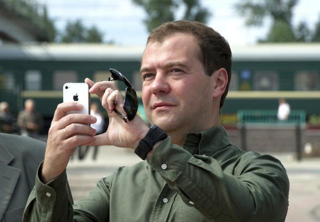 Медведев запретил правительству покупать «Айфоны» Медведев запретил правительству покупать «Айфоны»