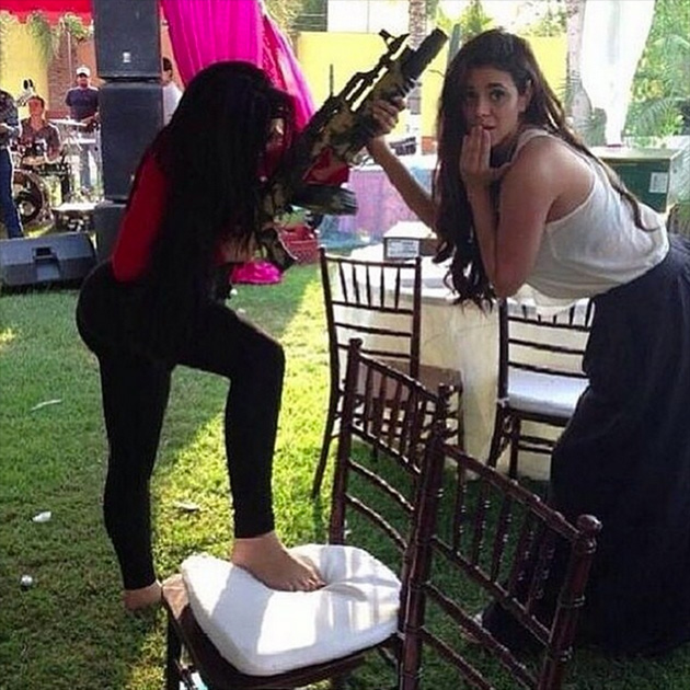 Instagram    (24 )