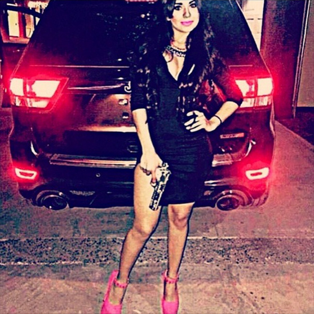 Instagram    (24 )