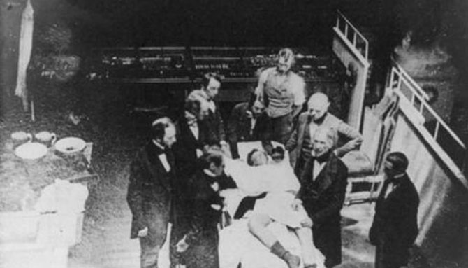 7 ужасных врачебных инструментов прошлого (7 фото) 7 ужасных врачебных инструментов прошлого (7 фото)
