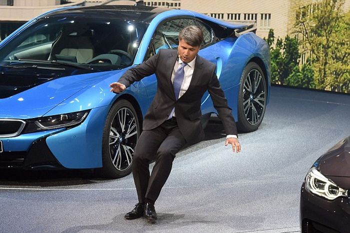 Гендиректор BMW упал в обморок на открытии автосалона (4 фото) Гендиректор BMW упал в обморок на открытии автосалона (4 фото)