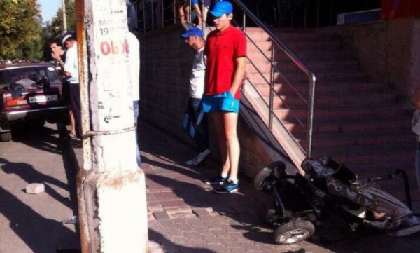 Пьяного водителя, сбившего мать с ребёнком, приковали к столбу (2 фото) Пьяного водителя, сбившего мать с ребёнком, приковали к столбу (2 фото)