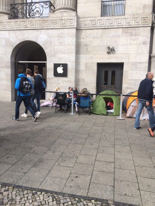 Очереди за новым iPhone 6s (16 pics) Очереди за новым iPhone 6s (16 pics)