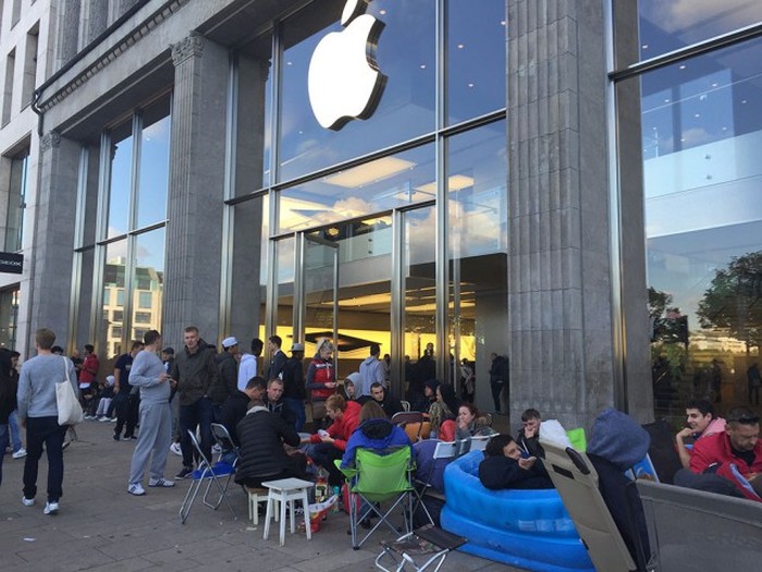 Очереди за новым iPhone 6s (16 pics) Очереди за новым iPhone 6s (16 pics)