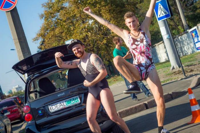 В Киеве мужчины в купальниках приехали за бесплатным топливом (15 фото) В Киеве мужчины в купальниках приехали за бесплатным топливом (15 фото)