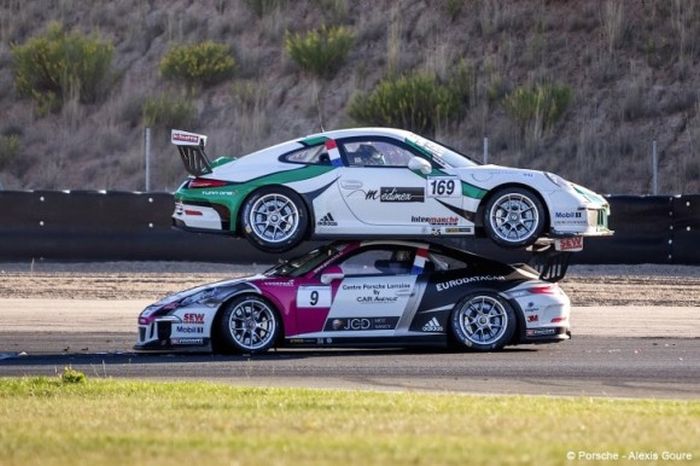 Гоночный болид Porsche заехал на крышу соперника (2 фото) Гоночный болид Porsche заехал на крышу соперника (2 фото)