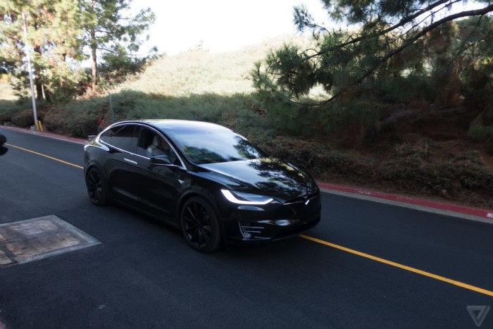  Tesla   - Model X (15 )