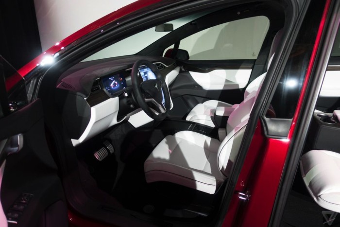  Tesla   - Model X (15 )