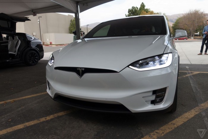  Tesla   - Model X (15 )