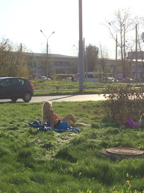 В Перми блондинка в купальнике решила позагорать прямо у дороги (2 фото) В Перми блондинка в купальнике решила позагорать прямо у дороги (2 фото)