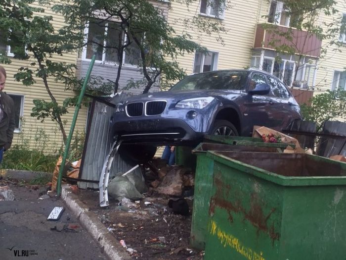 Во Владивостоке кроссовер BMW «оседлал» мусорные баки (3 фото) Во Владивостоке кроссовер BMW «оседлал» мусорные баки (3 фото)