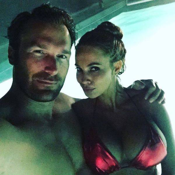        Instagram (64 )
