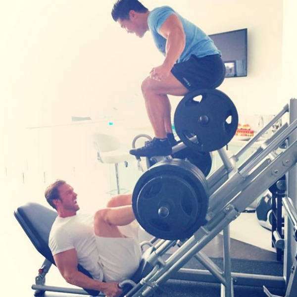        Instagram (64 )