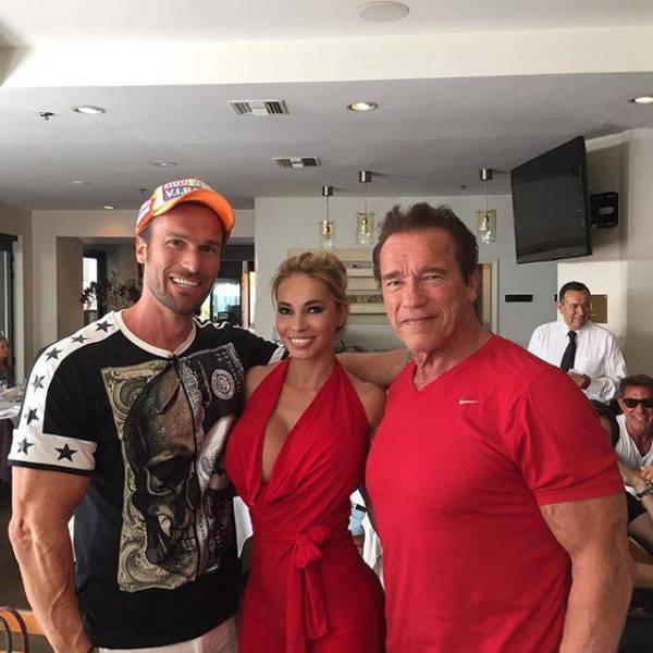        Instagram (64 )